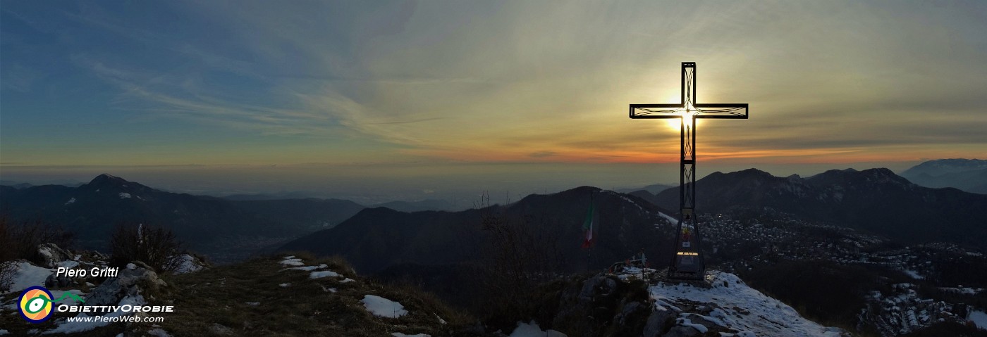 70 La bella croce di vetta Cornagera (1311 m) baciata dal sole con vista verso Val Seriana.jpg